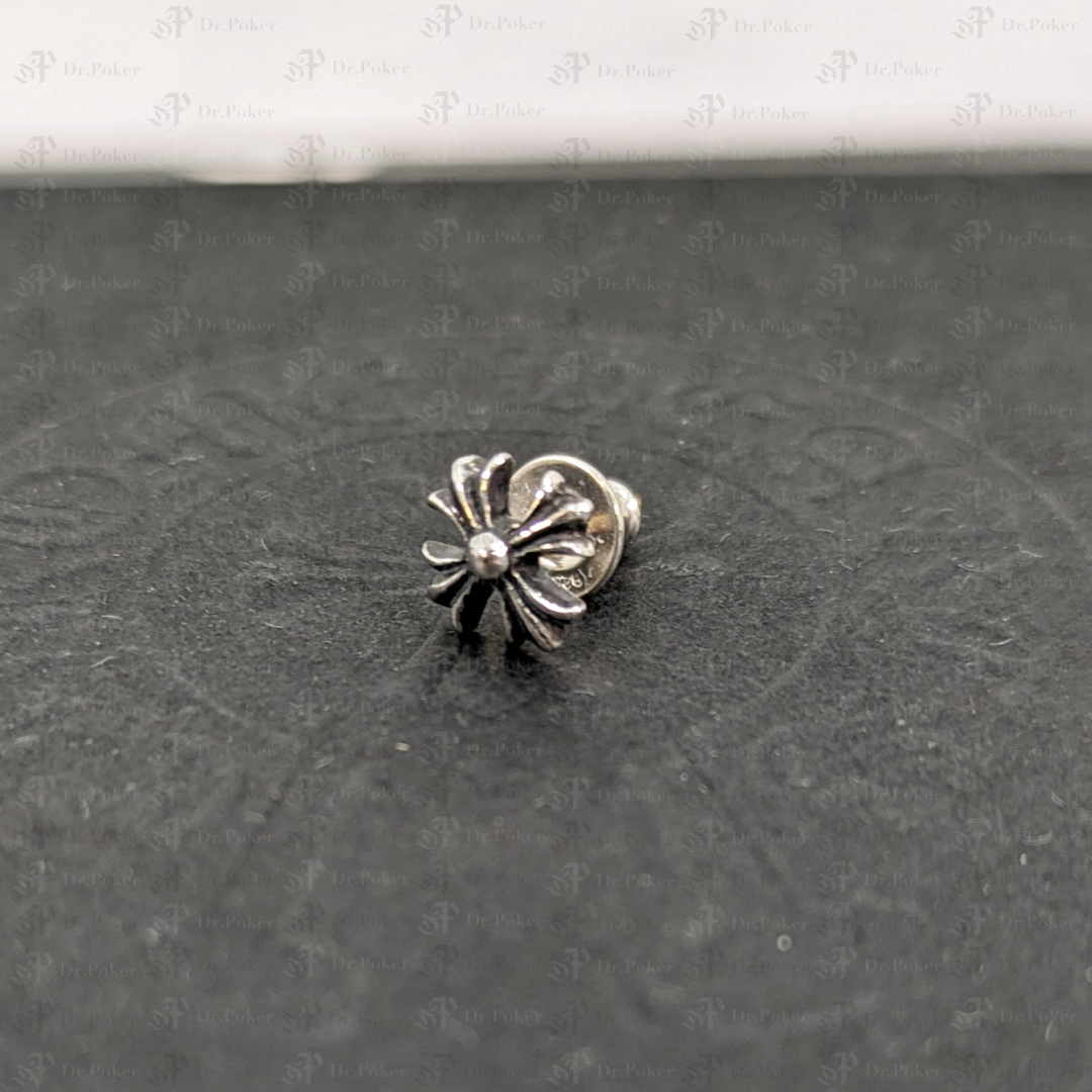 【未使用品】CH Plus Stud Earring