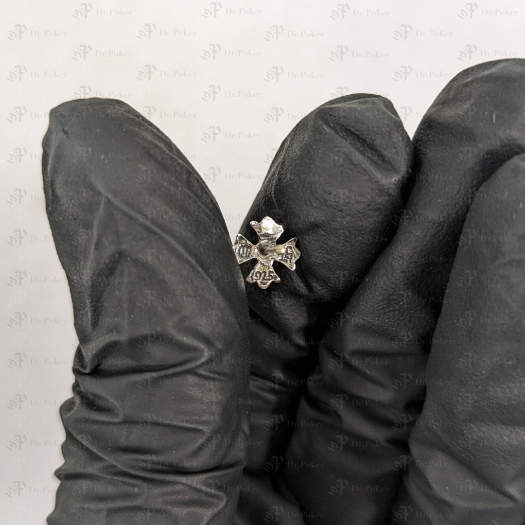 【未使用品】CH Plus Stud Earring